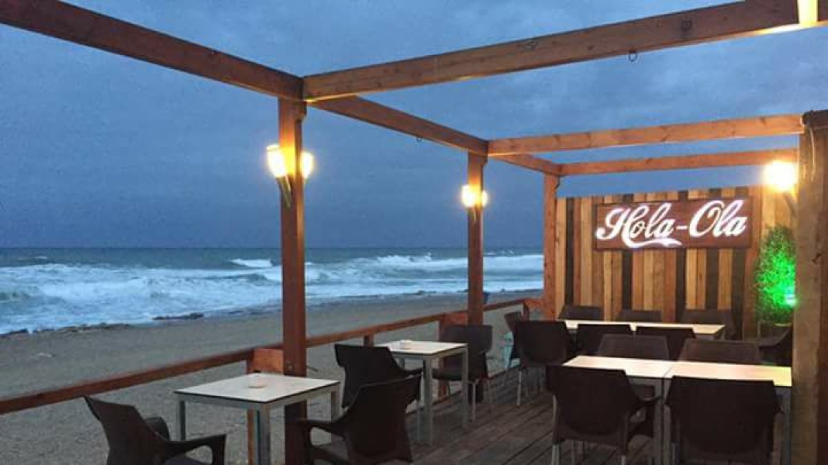 Se encuentra en la calle Paseo del Mediterráneo, en pleno paseo marítimo de Mojácar.