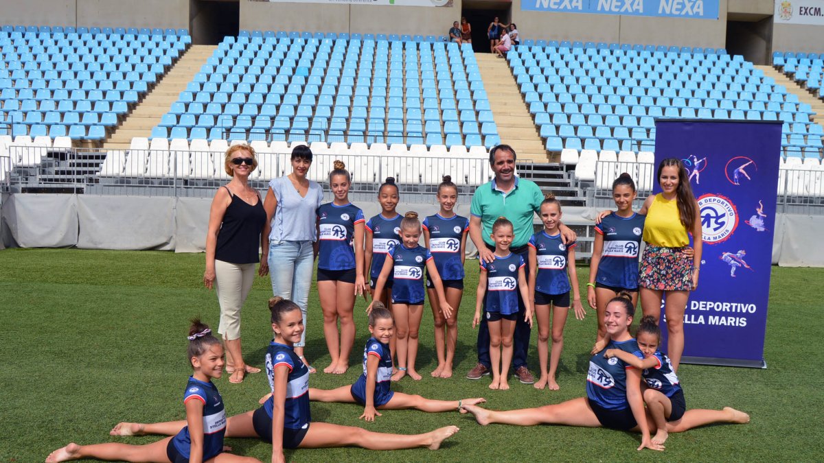 Juanjo Segura con las deportistas del Stella Maris.