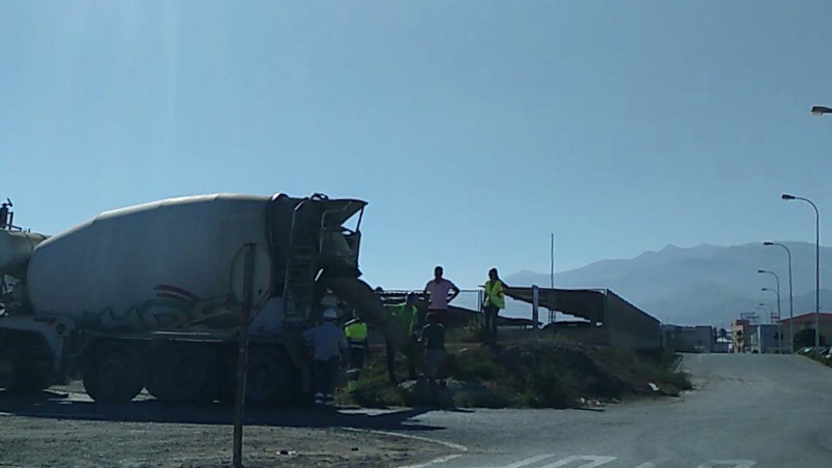 Operarios en la zona del nuevo vertido.