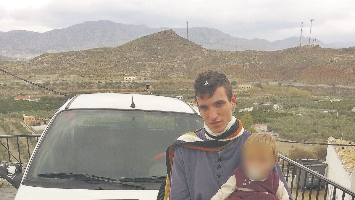 José Antonio Cortés, con una de las niñas, en una foto facilitada por él.