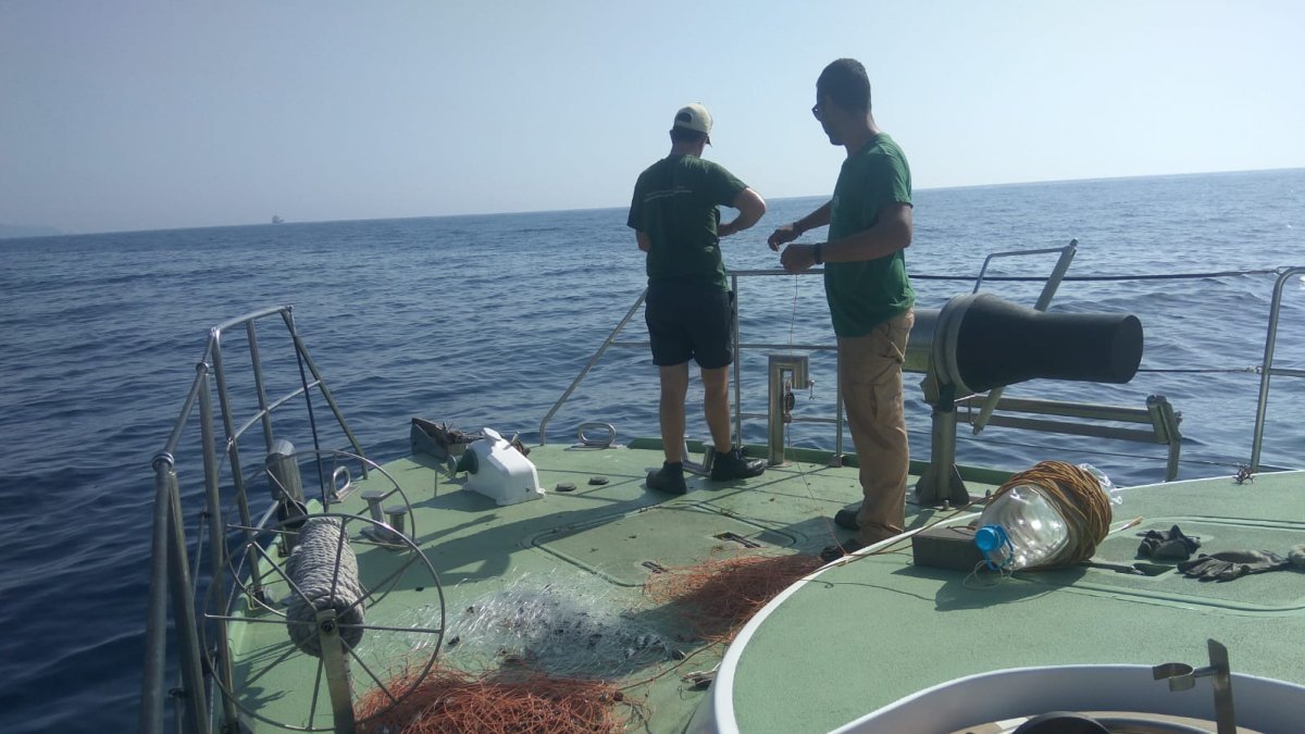 Agentes de Medio Ambiente retiran la red ilegal.