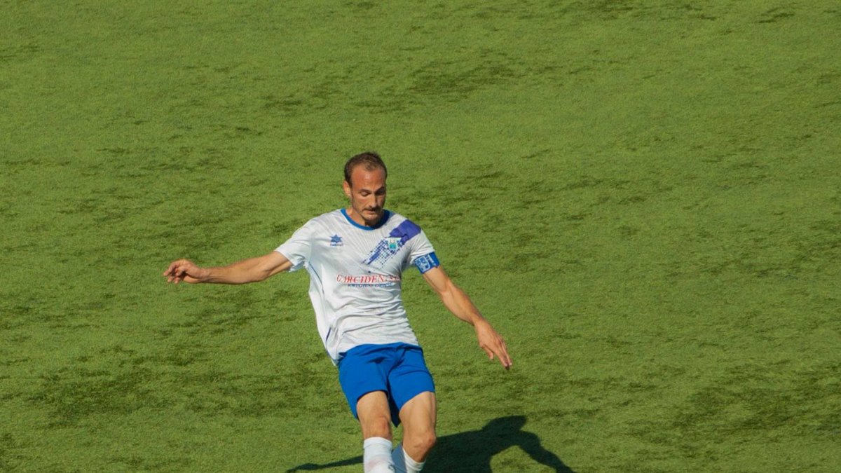 Nino durante un partido del CD Vera en un partido de la pasada temporada (imagen cedida por VicClick Fotografía)