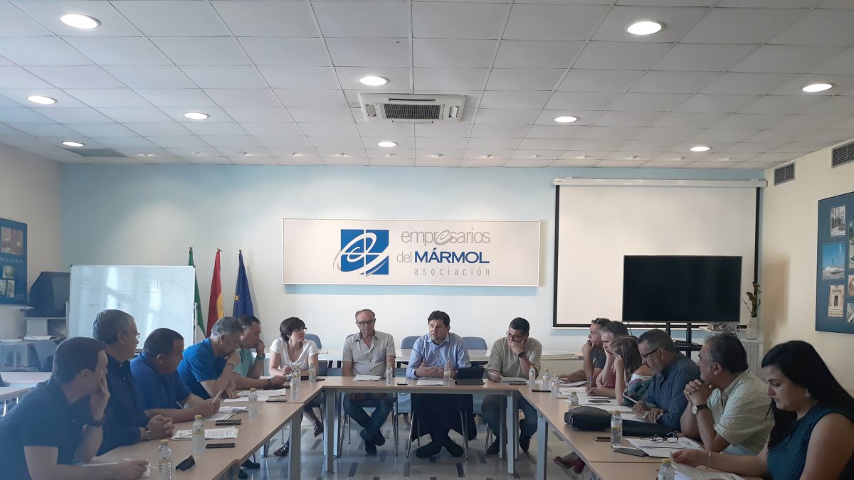 La Asociación de Empresarios se ha reunido con alcaldes y sindicatos para explicarles la “gravedad de la situación”.