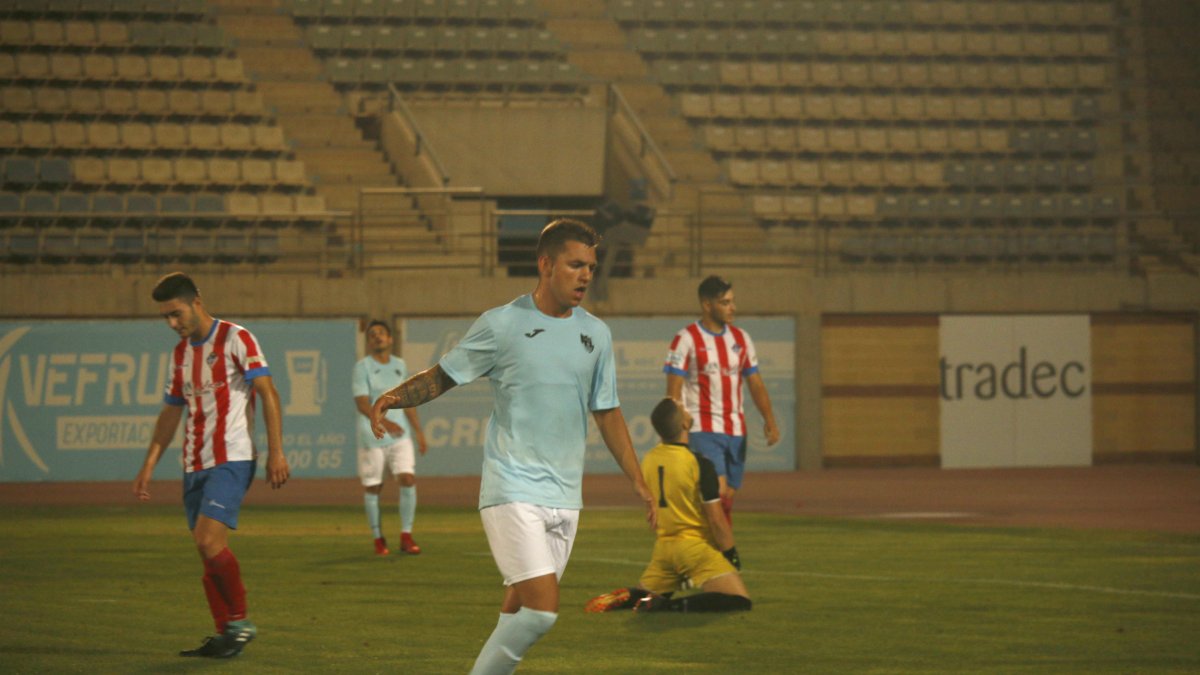 Dani Sales tras anotar uno de los tantos de la victoria.