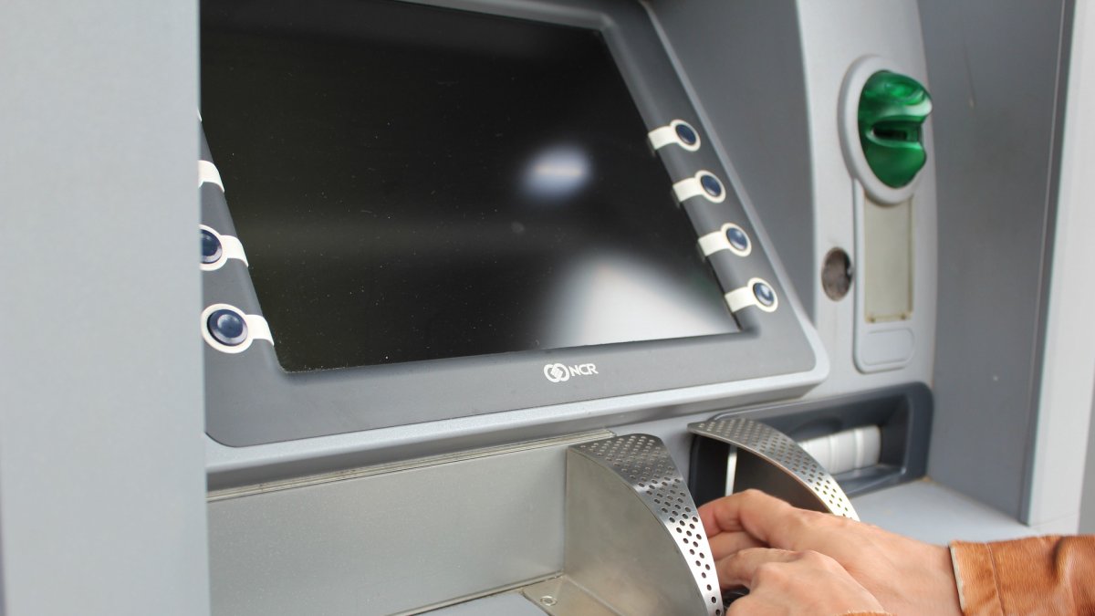 Una persona opera en un cajero automático.