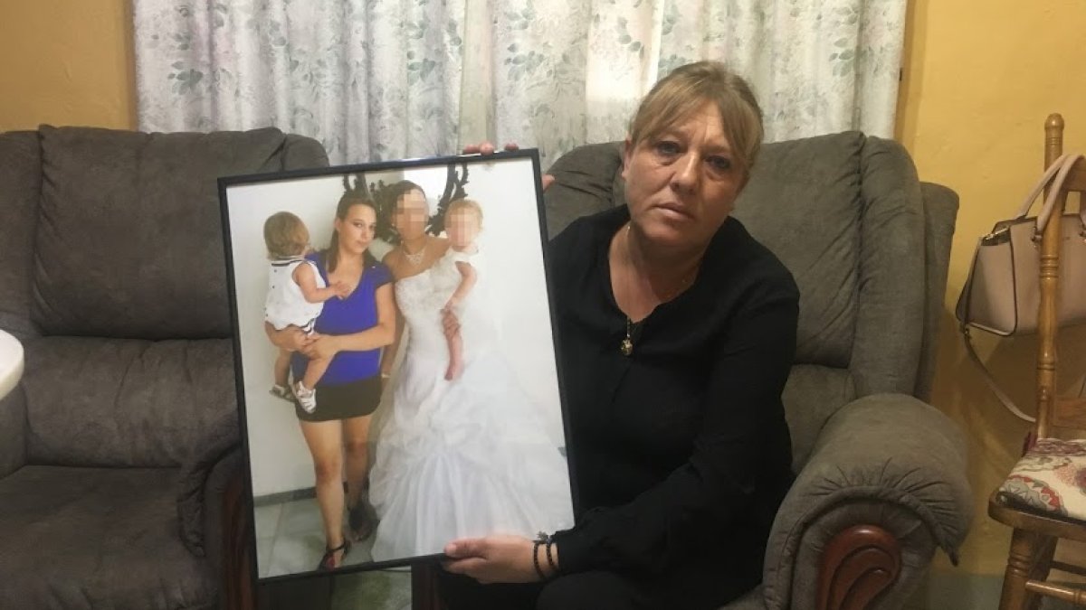 Dolores Serrano, con una fotografía de su hija con una de sus nietas en brazos.