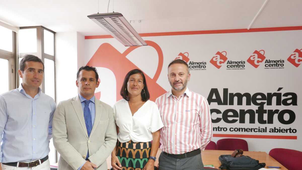 Los pequeños comerciantes se reúnen con el director de Comercio, Raúl Perales (segundo por la izquierda).