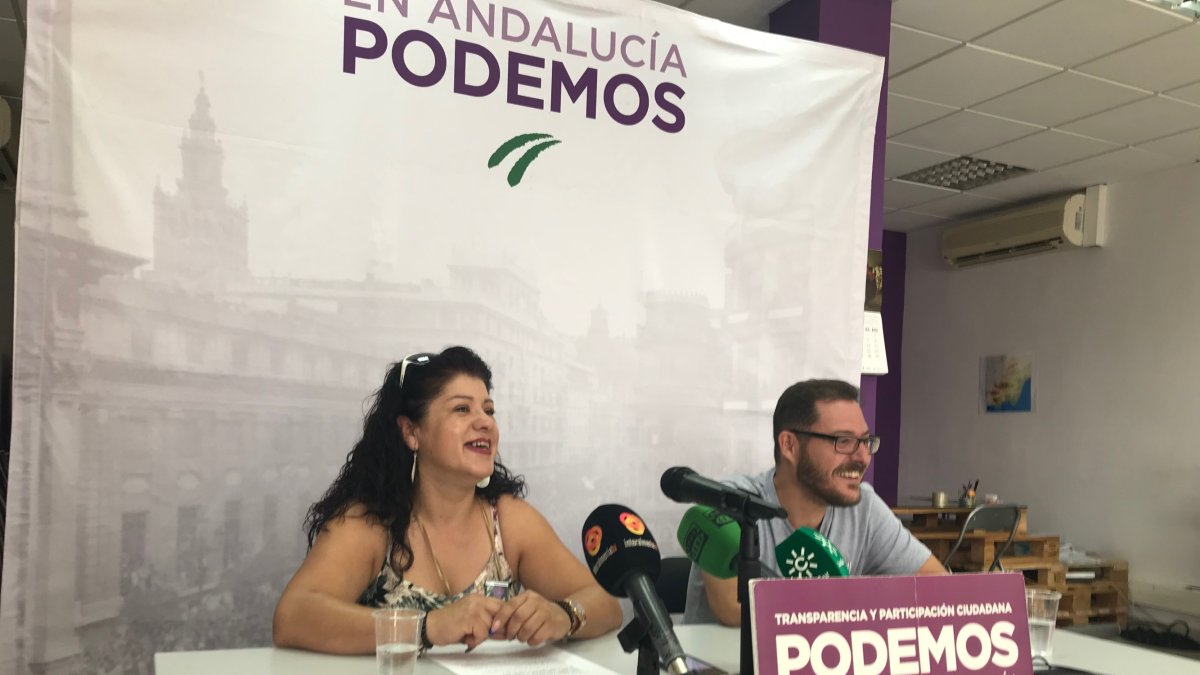 Diego Crespo, número uno de Podemos Almería, y Trini Serrano, número dos.