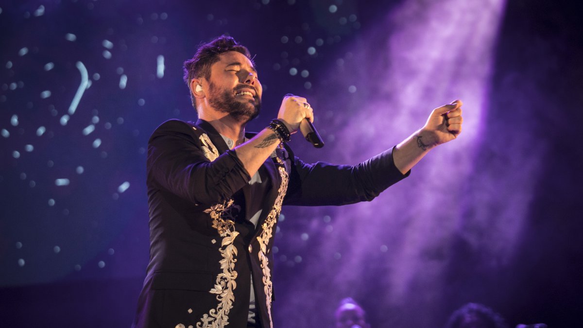 Miguel poveda en uno de los conciertos de la gira que este domingo lo trae a Almería.