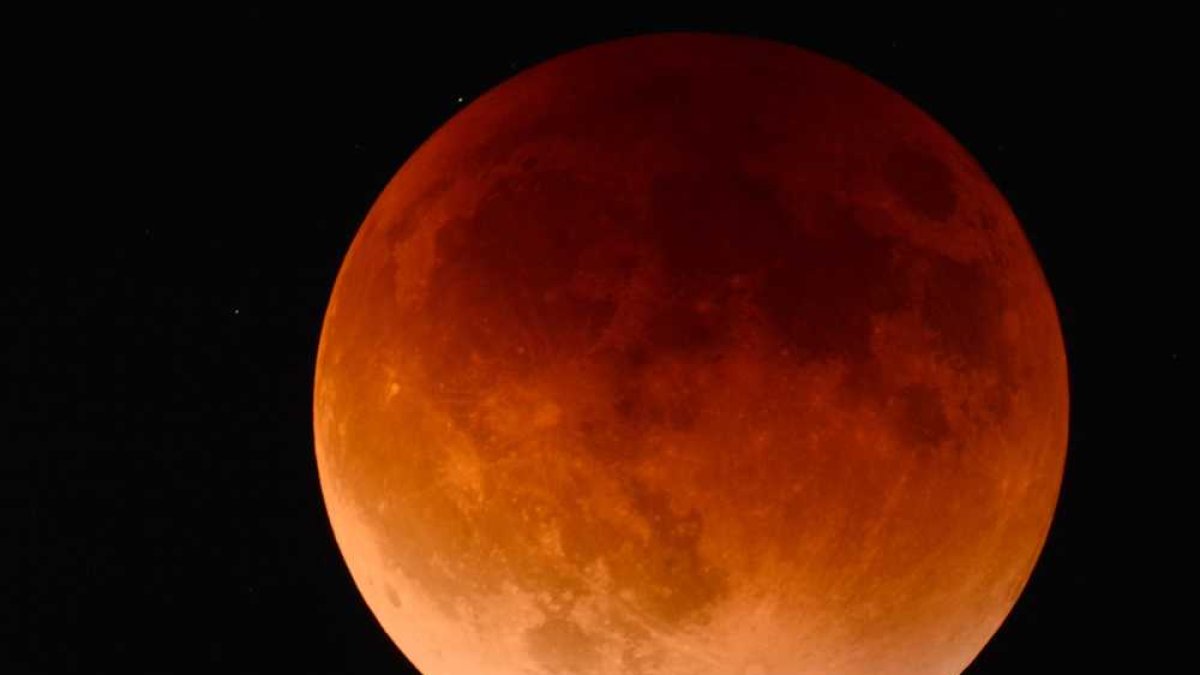 Luna de sangre, llamada así por su color rojizo, es la que se verá el día del eclipse.