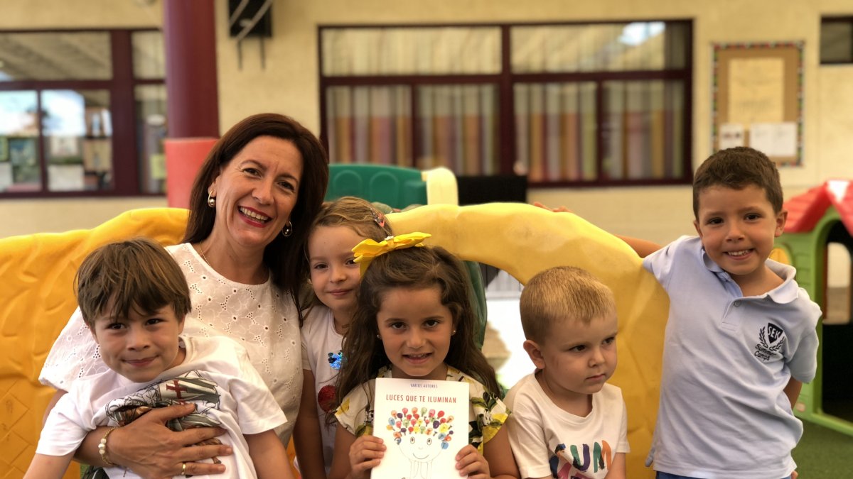 Alumnos del SEK participantes en el proyecto del libro ‘Luces que te iluminan’ junto a la maestra Isabel Barcala.