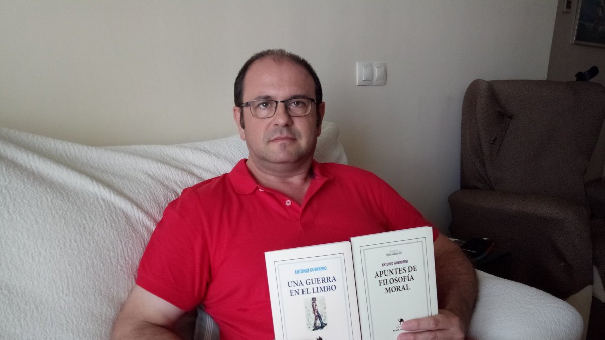 Antonio Guerrero junto a sus dos libros.