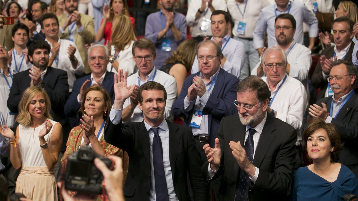 Aplausos para Pablo Casado al ganar el congreso. Foto: TAREK