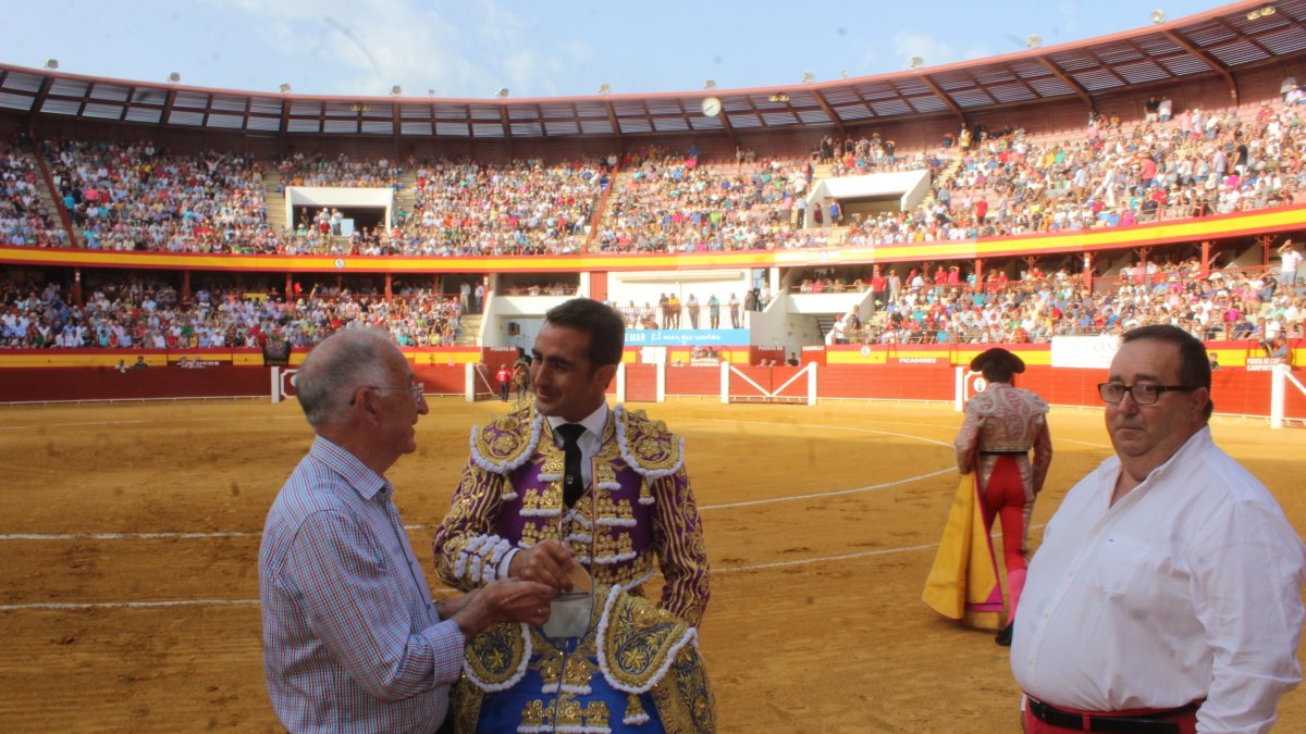 El Fandi entrega su vestido de luces a Gabriel Amat.