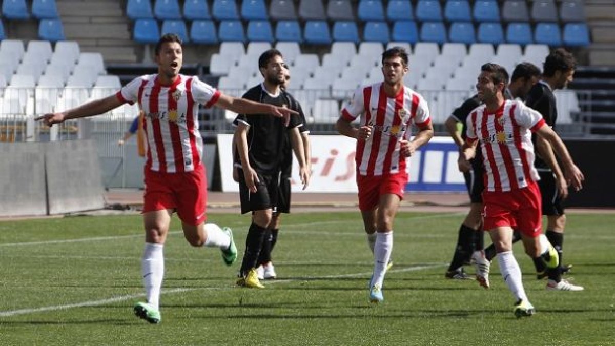 Borja ya sabe celebrar goles con el Almería.