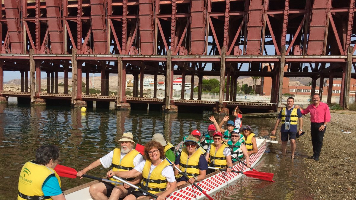 Bautismo de mar de un grupo de personas mayores.