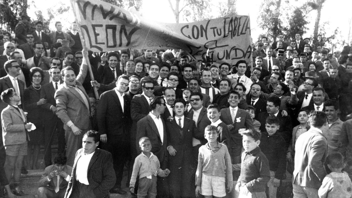 Las gradas del antiguo estadio de la Falange en un partido donde la afición le rindió homenaje al jugador local León.