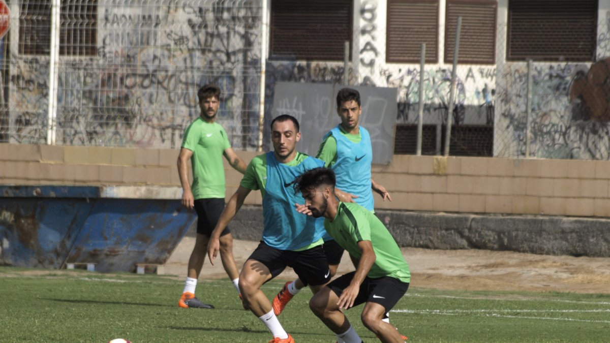 Disputa de balón entre Sergio Aguza y Chema Núñez.