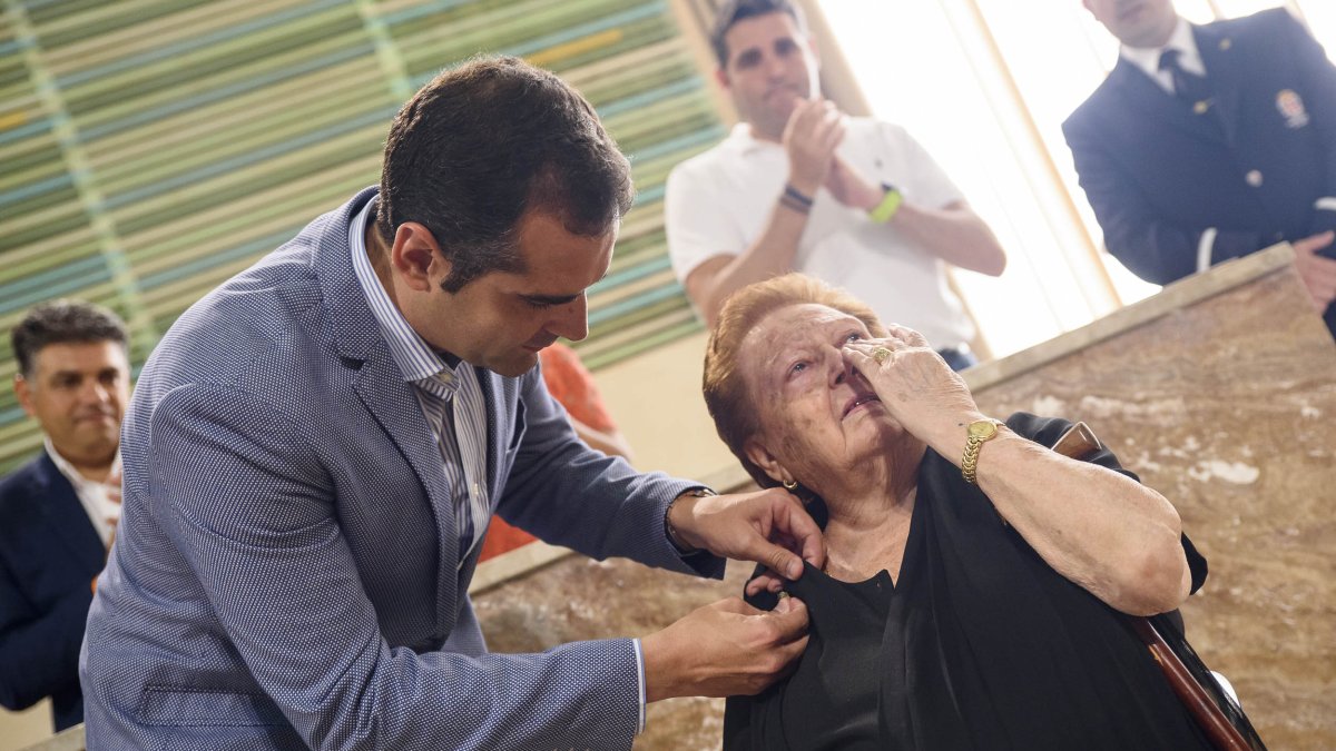 Isabel Simón, la churrera de El Alquián, recibe emocionada el Escudo de Oro de Almería de manos del alcalde.