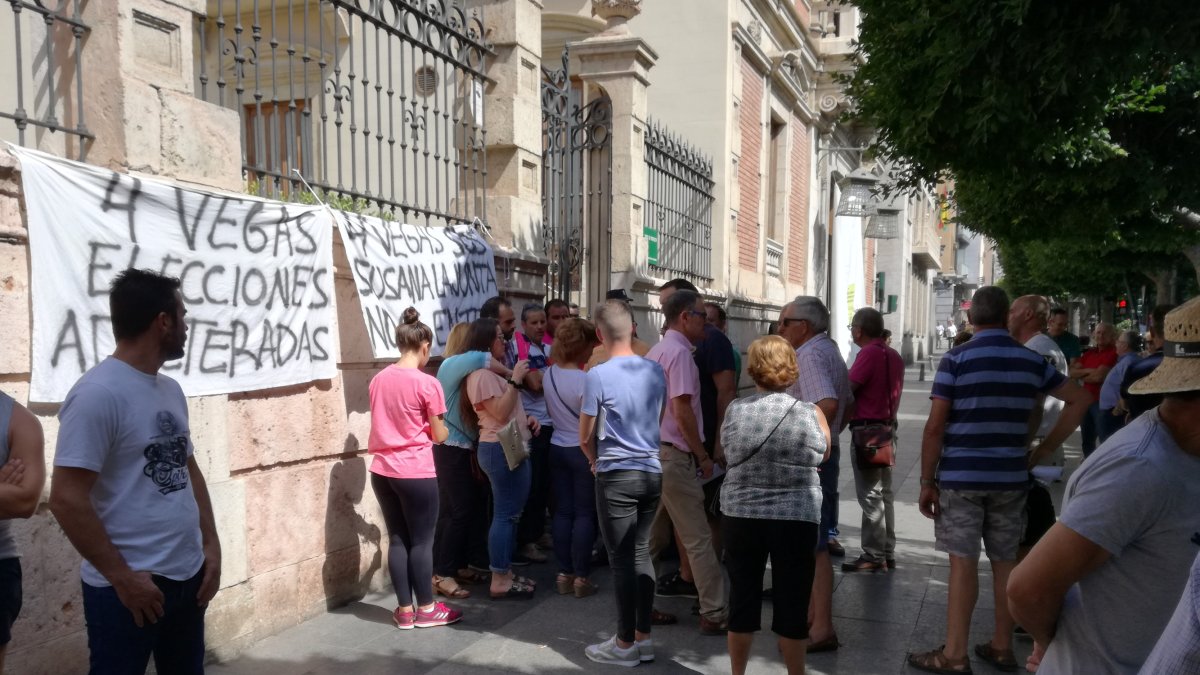 Los integrantes de la candidatura de Serrano ayer ante la Delegación del Gobierno