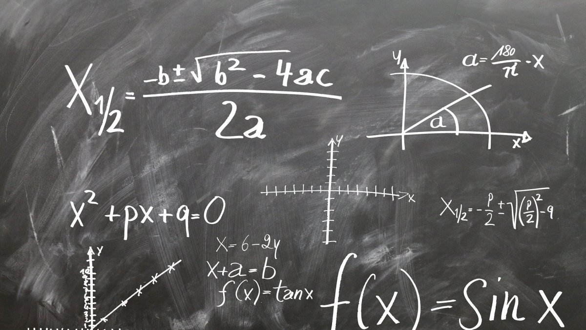 Ecuaciones matemáticas en una pizarra.