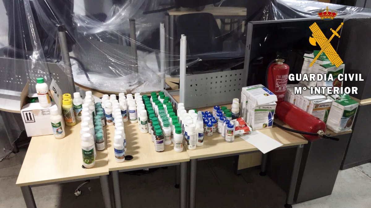 Imágenes cedidas por la Guardia Civil del material fitosanitario sustraído.