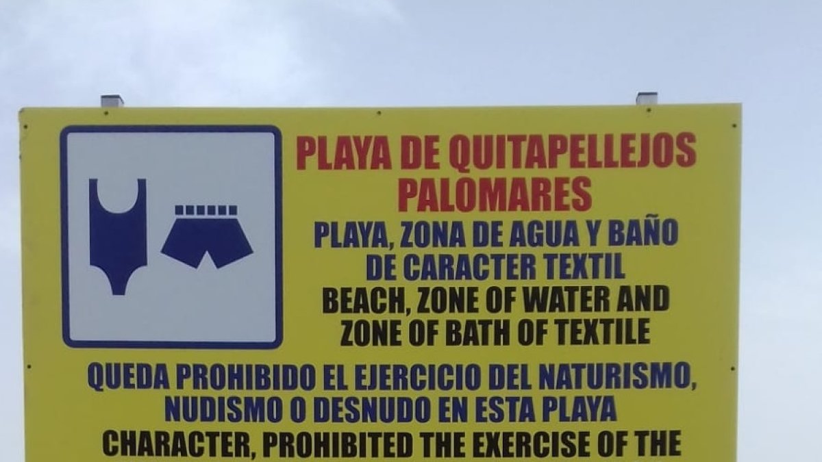 Cartel que prohíbe el nudismo en Palomares.