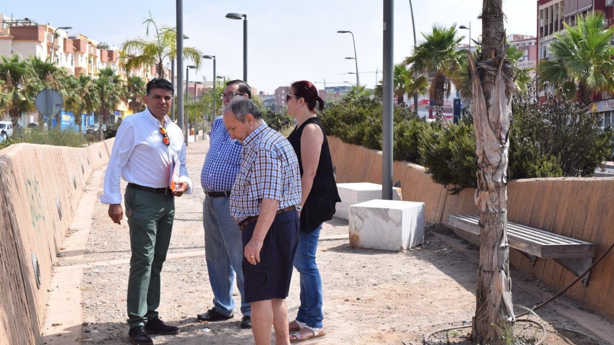 Miguel Cazorla, portavoz de Cs, visitando con los vecinos el Bulevar Rambla Iniesta.