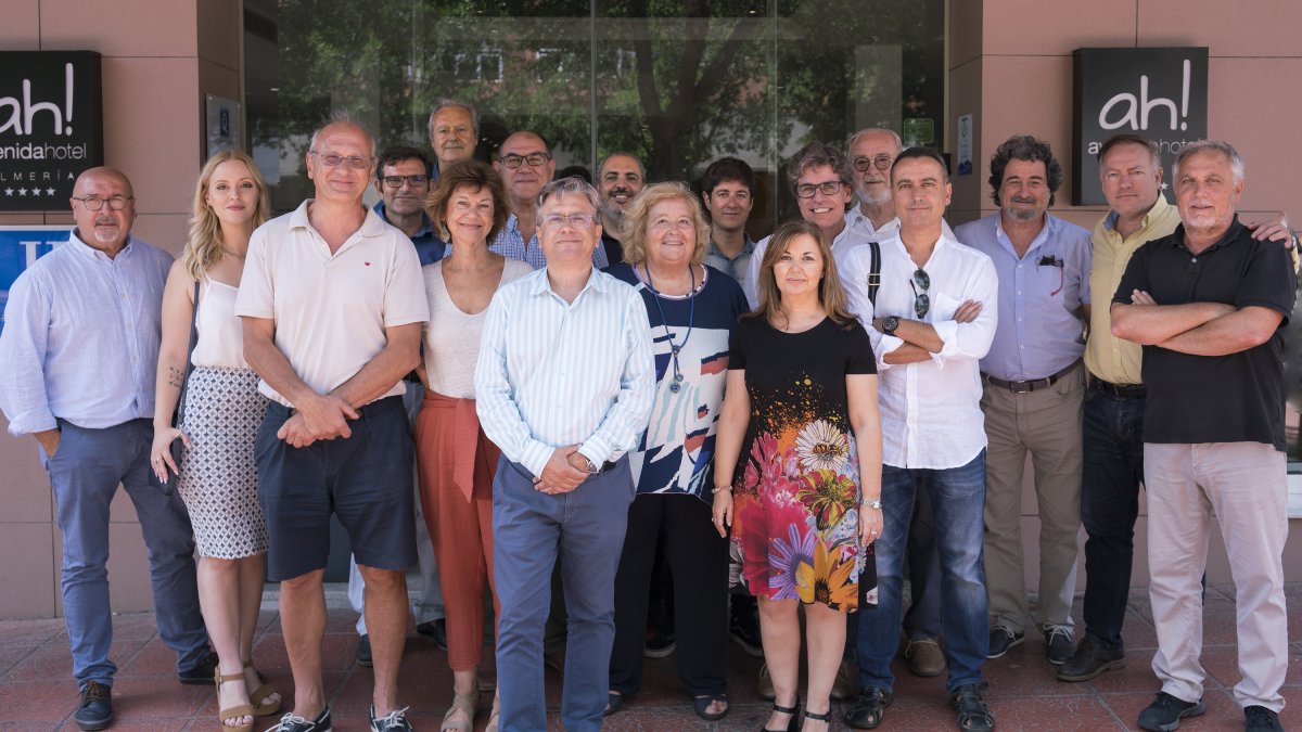 Escritores con representantes de La Voz, Cosentino y Arráez Editores. Foto: Rodrigo Valero.