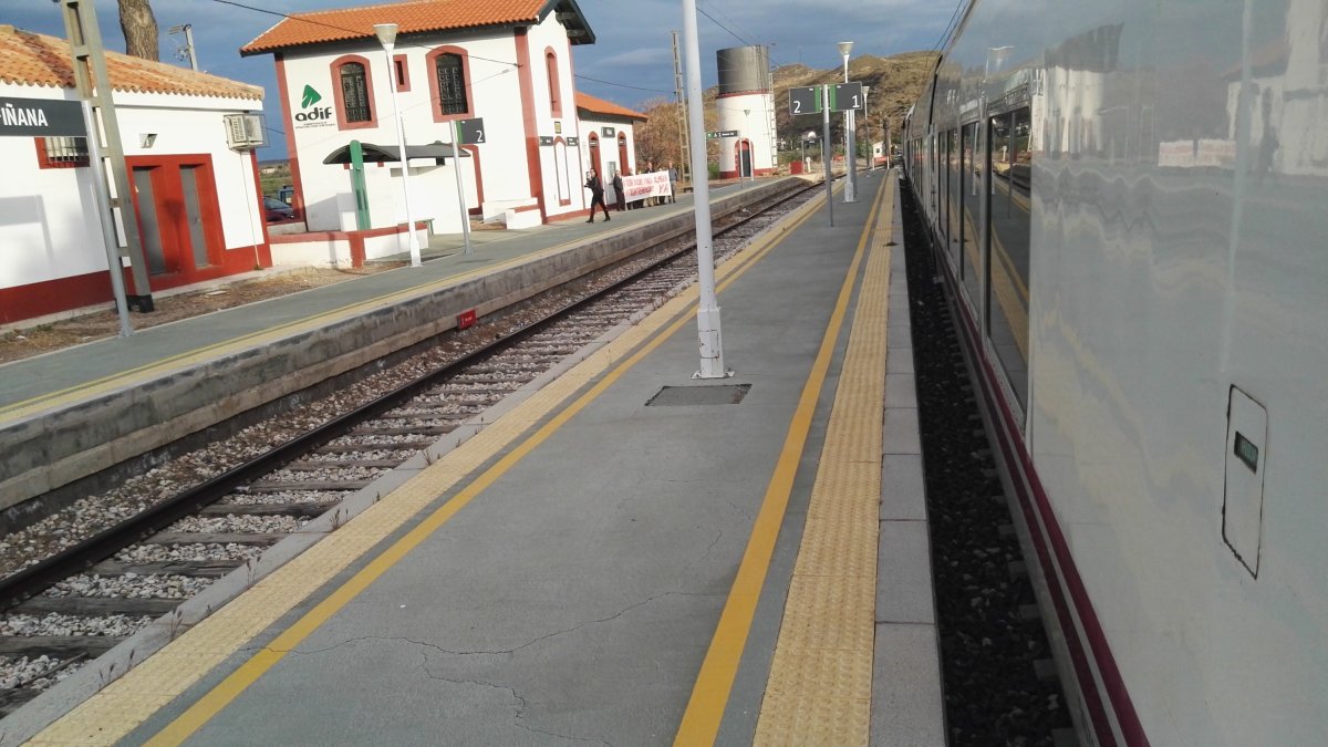 Talgo en la estación de Fiñana.
