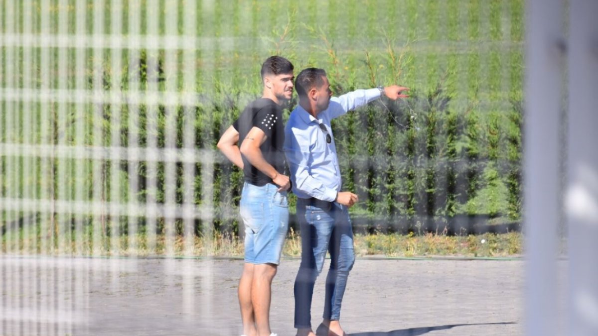 Pozo con su agente este miércoles en la Ciudad Deportiva del Rayo.