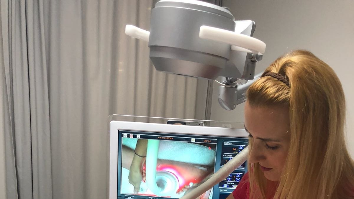 Una profesional de FarmaEstetic aplicando Cyclone.