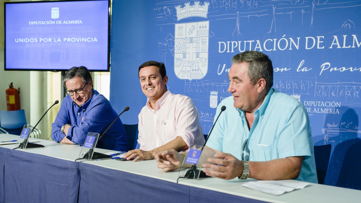 Los alcaldes de Lúcar (izq.) y Tíjola, (dcha.), con el vicepresidente de la Diputación.