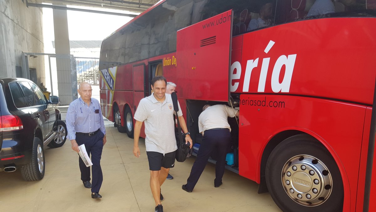 Fran Fernández y Luis Guillén llegando al autocar.