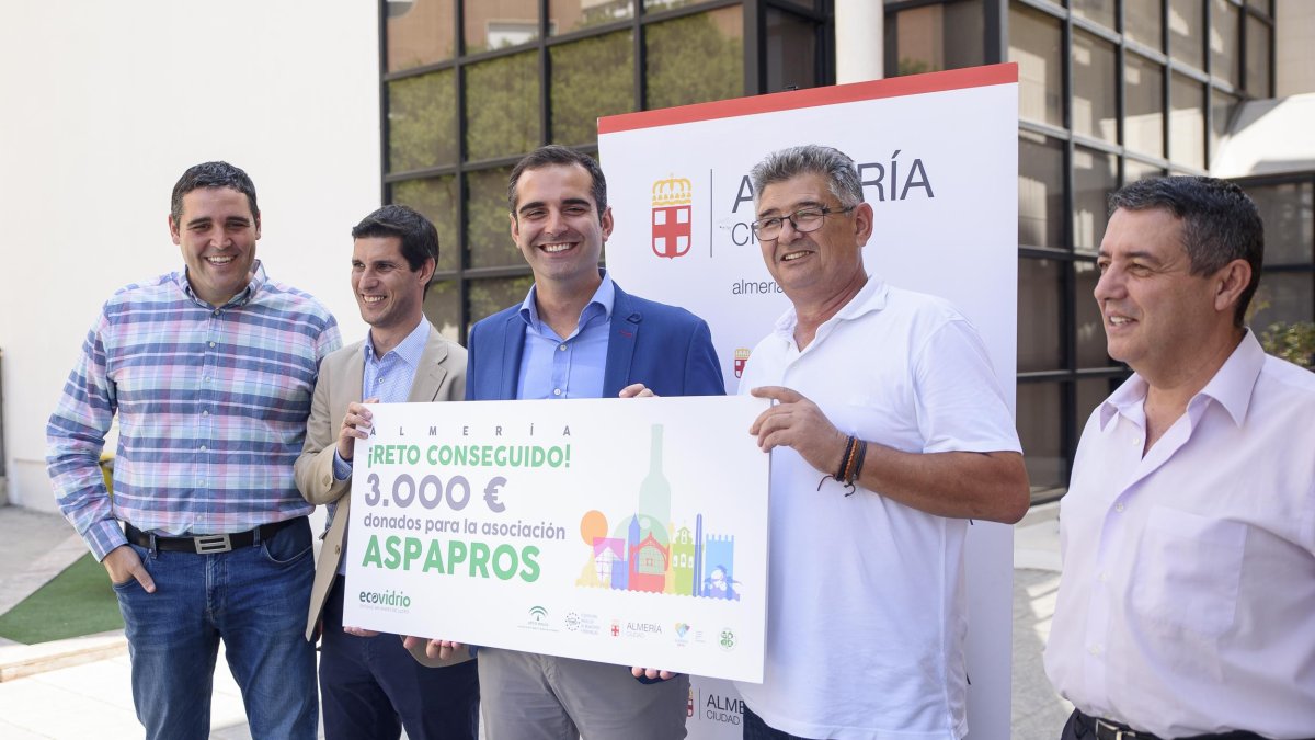 Ecovidrio entrega el cheque de 3.000 euros a la Asociación Aspapros en Alcaldía.