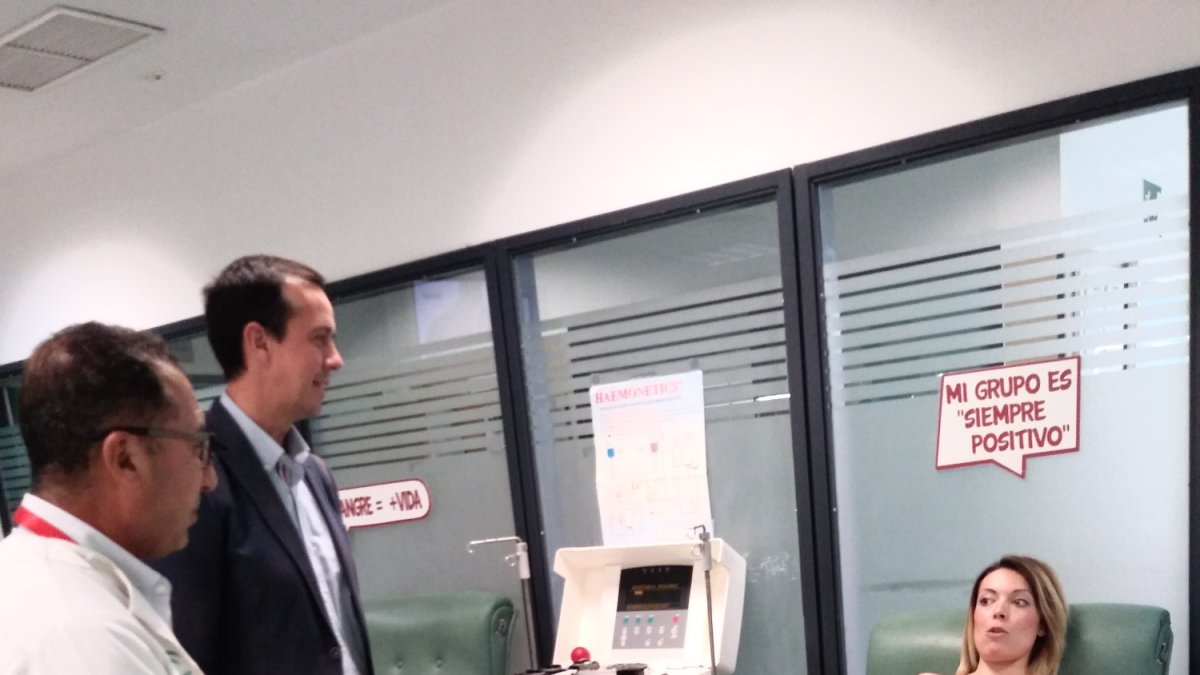 José María Martín y Arif Laarej junto a una de las donantes del centro.