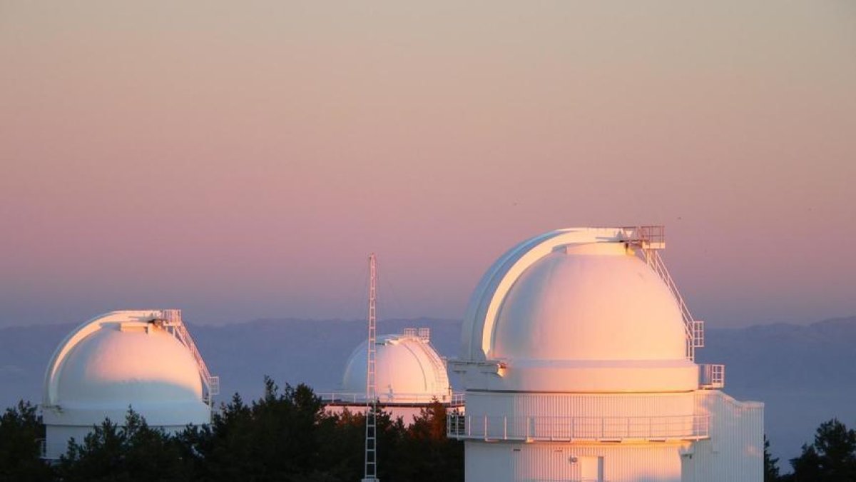 Imagen de las tres cúpulas del observatorio de Calar Alto.