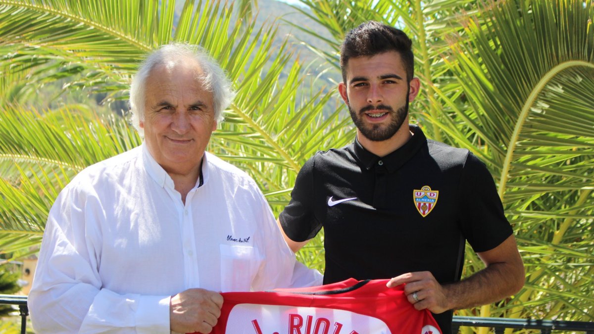 Alfonso García presentando a Luis Rioja.