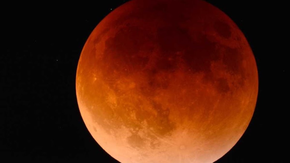 Luna de sangre, llamada así por su color rojizo, es la que se verá el día del eclipse.