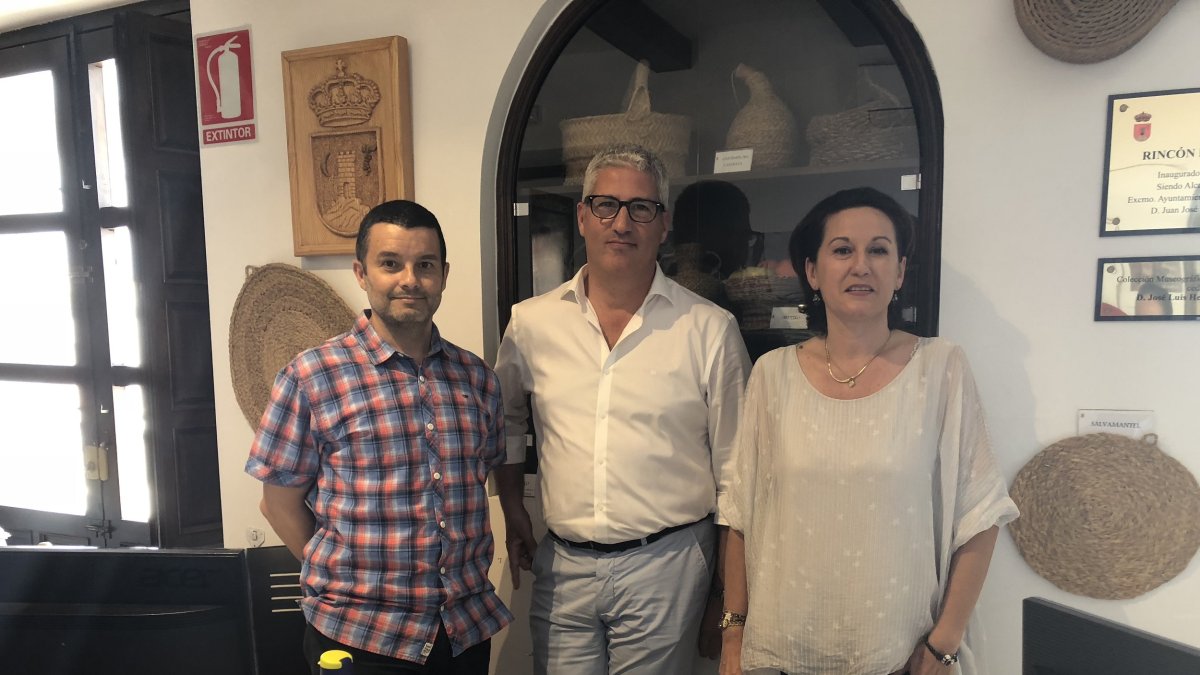 Los encargados de realizar la selección junto al alcalde, Ismael Torres.