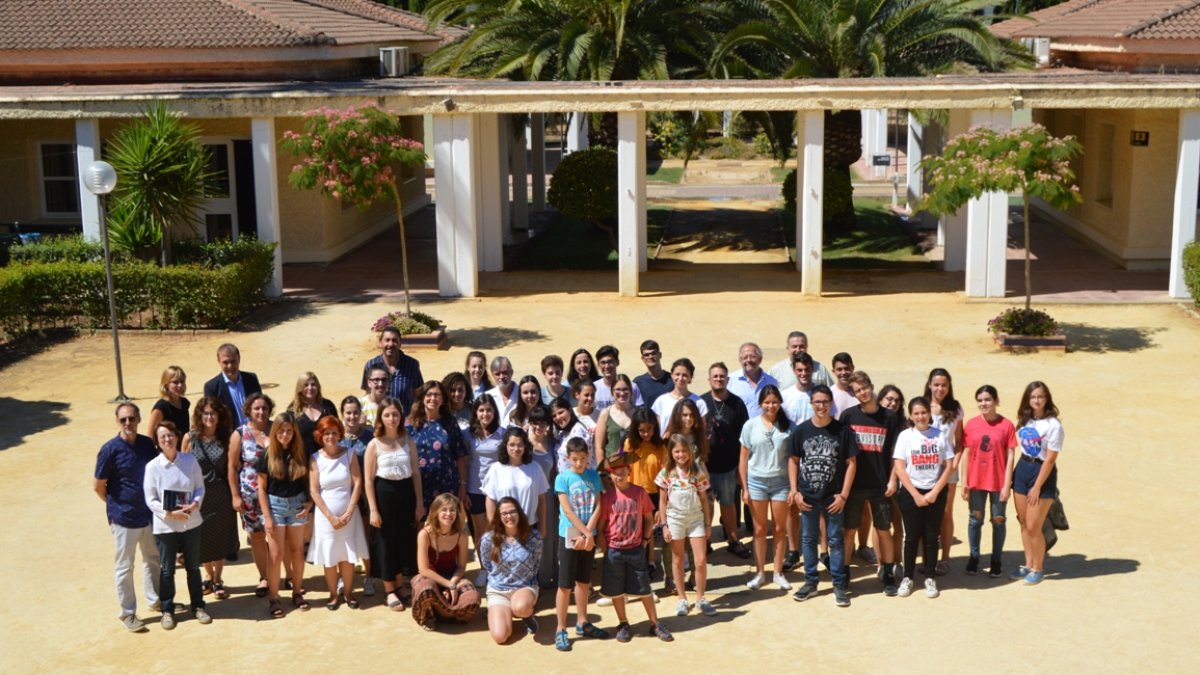 Foto de familia de los alumnos participantes, junto a sus profesores.