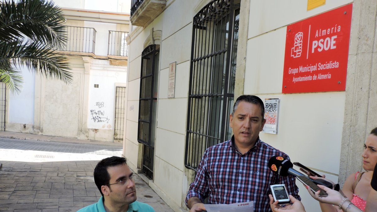 Indalecio Gutiérrez y Pedro Díaz realizando declaraciones a los medios de comunicación sobre el asunto.