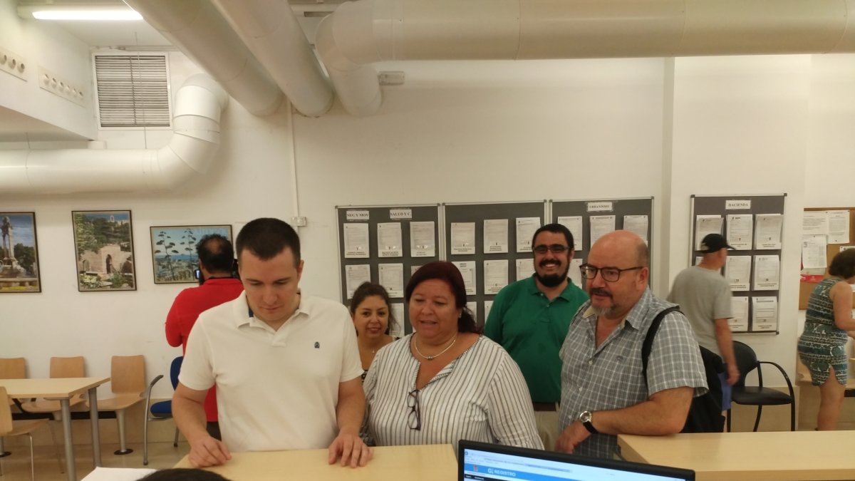 Agustín de Sagarra, Amalia Román y Roberto Álvarez, presentando las alegaciones.