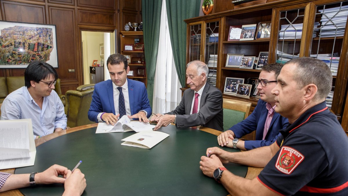 el alcalde de Almería y el presidente de la Diputación, durante la firma del convenio de colaboración.