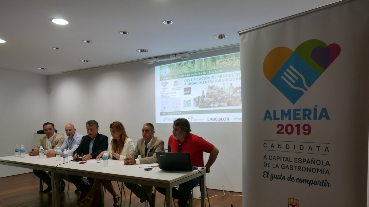 La concejal de Turismo, Carolina Lafita,acompaña a los representantes de NutriSanum, Labcolor y Agrocolor.