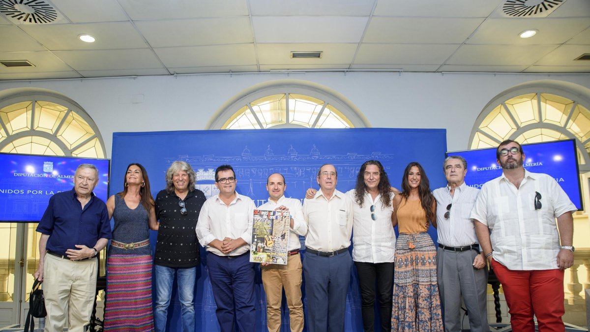 Artistas con autoridades en la presentación del evento.