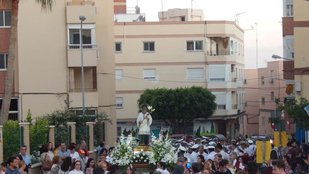 La imagen de San Luis Gonzaga procesiónó en unas andas por las calles del barrio.
