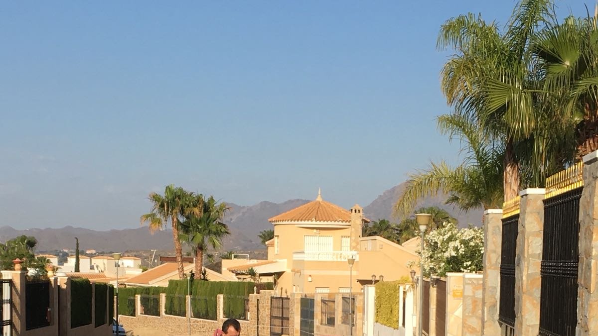 El alcalde de Pulpí visita una de las obras.