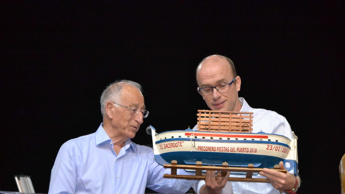 El alcalde, Gabriel Amat, con Víctor Varón, pregonero de las Fiestas del Puerto.