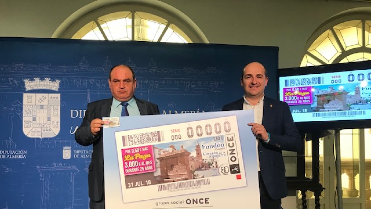El director de la ONCE y el alcalde de Fondón, con el cupón.